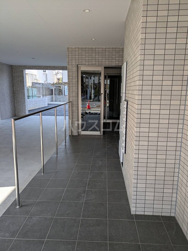 28/30 エントランス