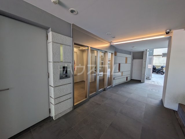 19/27 エントランス