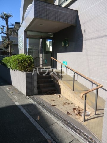 25/30 エントランス