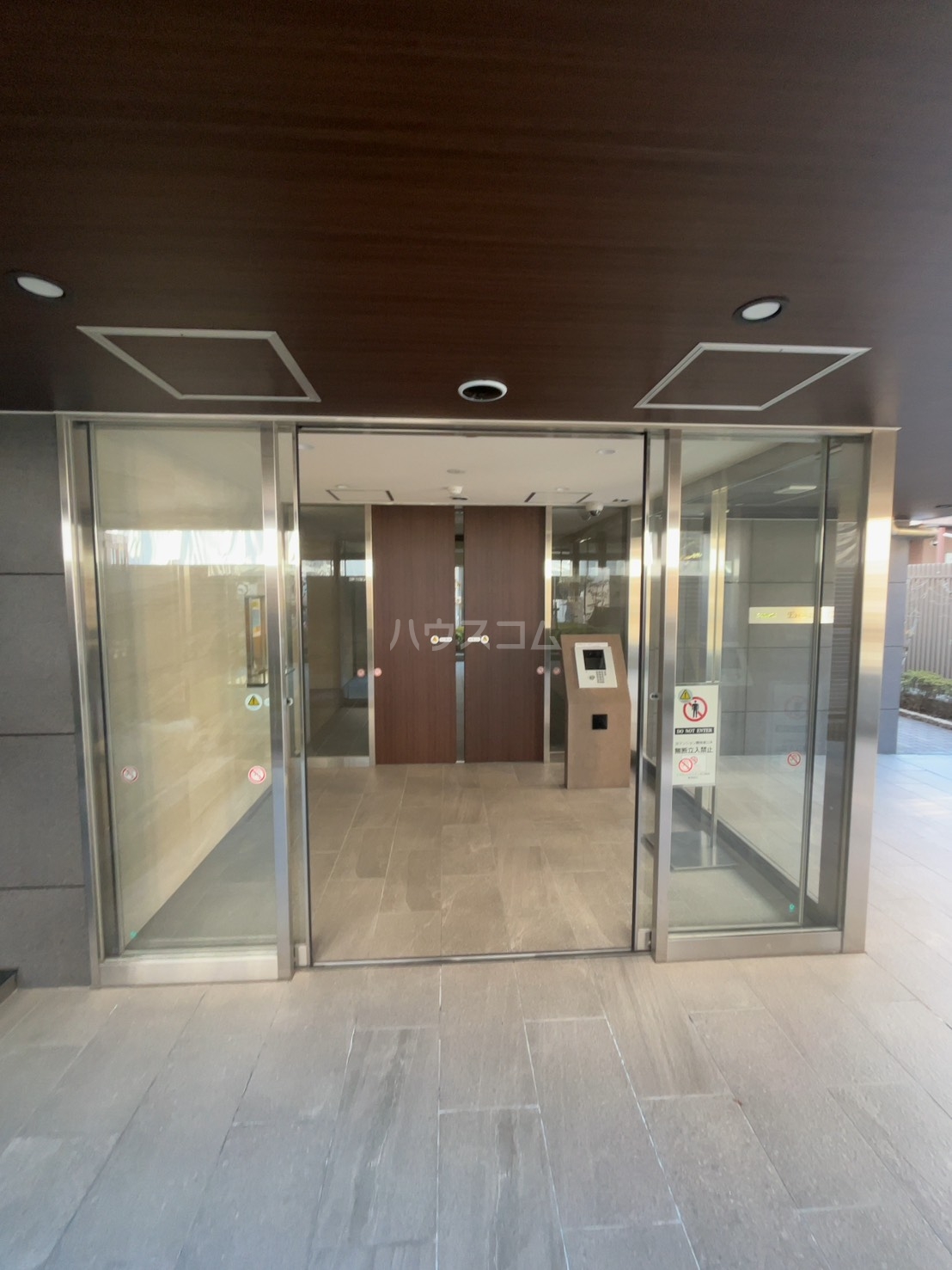 25/30 エントランス