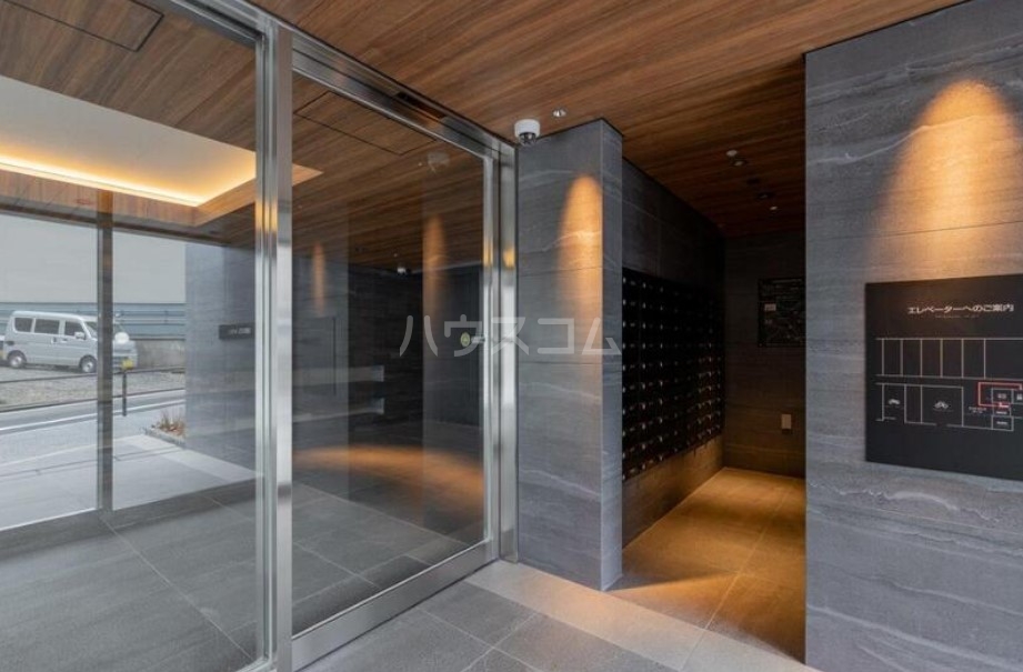 21/30 エントランス