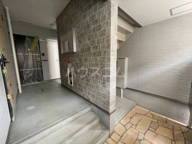 23/30 エントランス