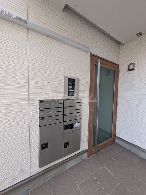 28/30 エントランス