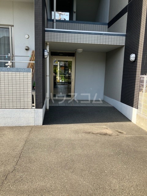 27/30 エントランス