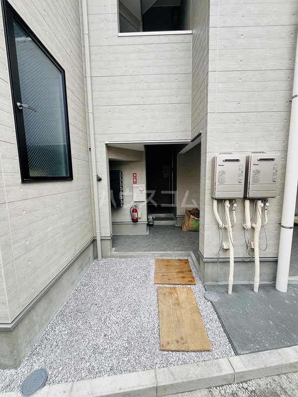 16/23 エントランス