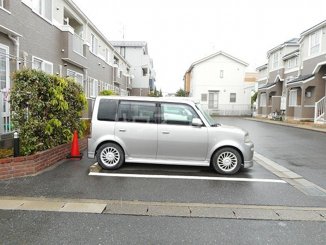 18/27 駐車場