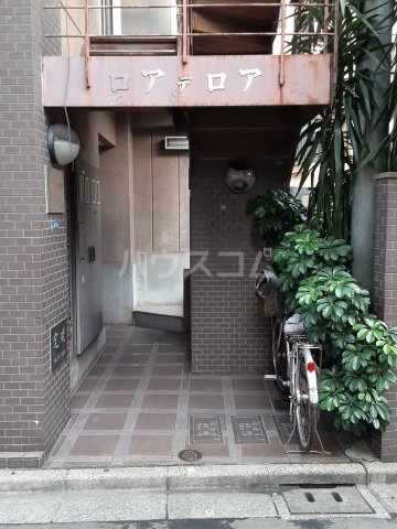 28/30 エントランス