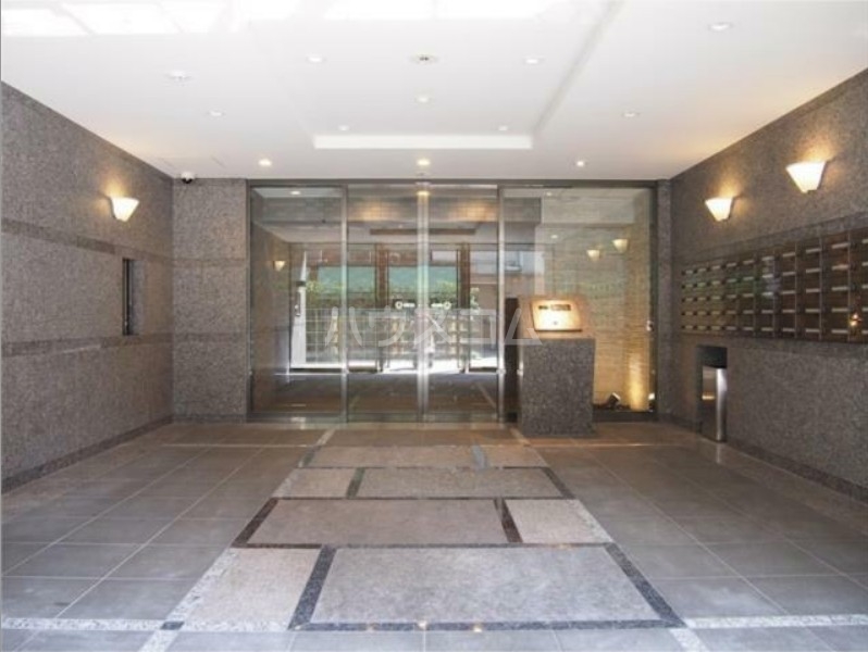 22/27 エントランス