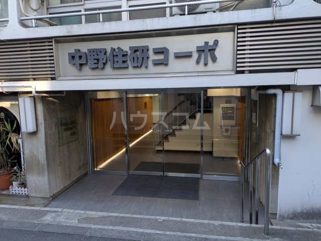 27/30 エントランス