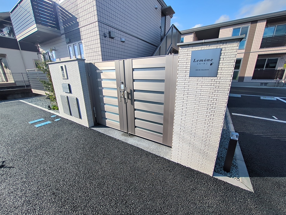 26/27 エントランス