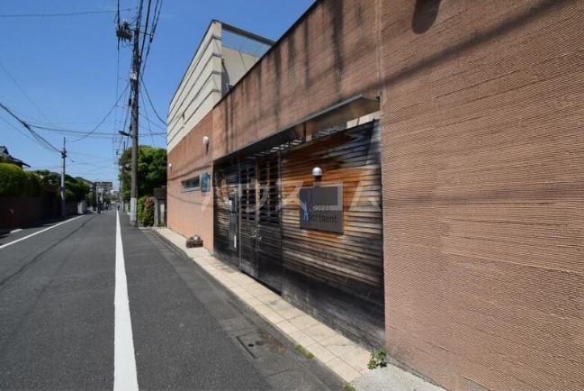 23/27 エントランス