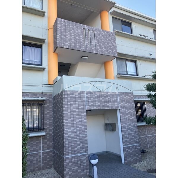 15/23 エントランス