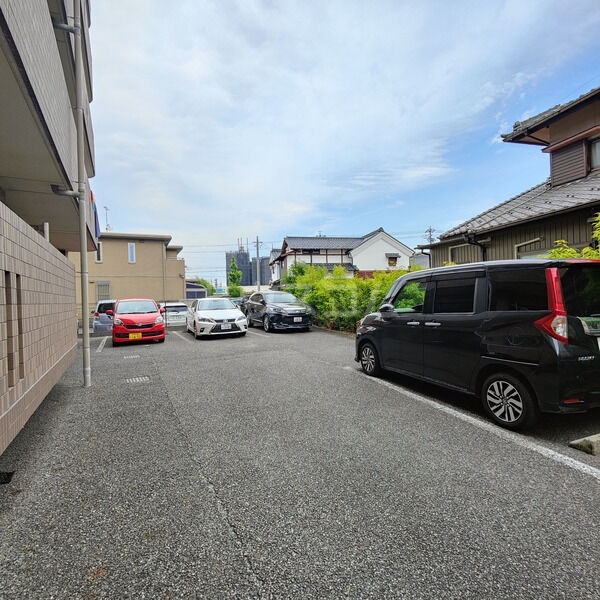18/28 駐車場