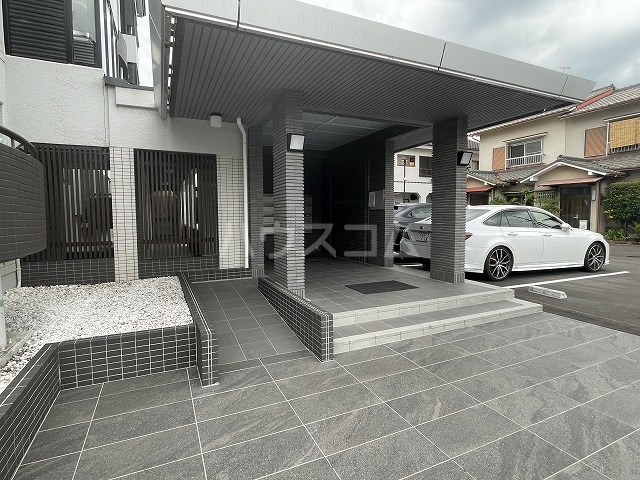 23/30 エントランス