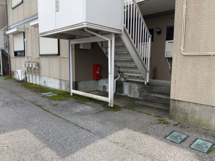 19/27 エントランス