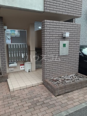 23/27 エントランス