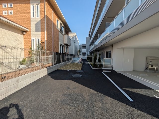 27/30 駐車場