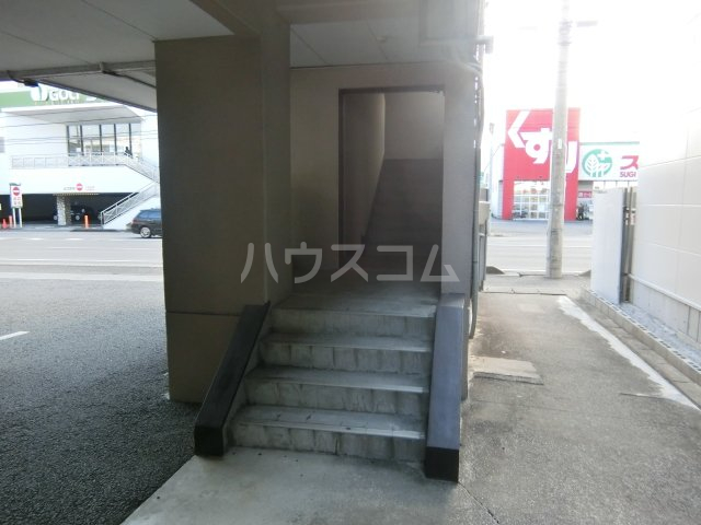 28/30 エントランス