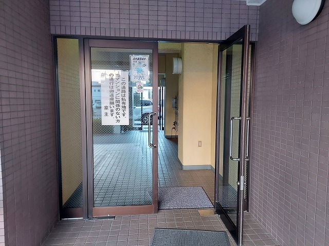 27/30 エントランス