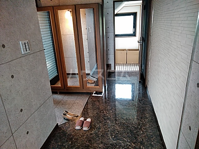 28/30 エントランス