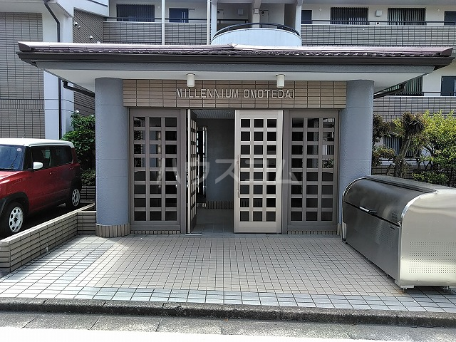 27/30 エントランス