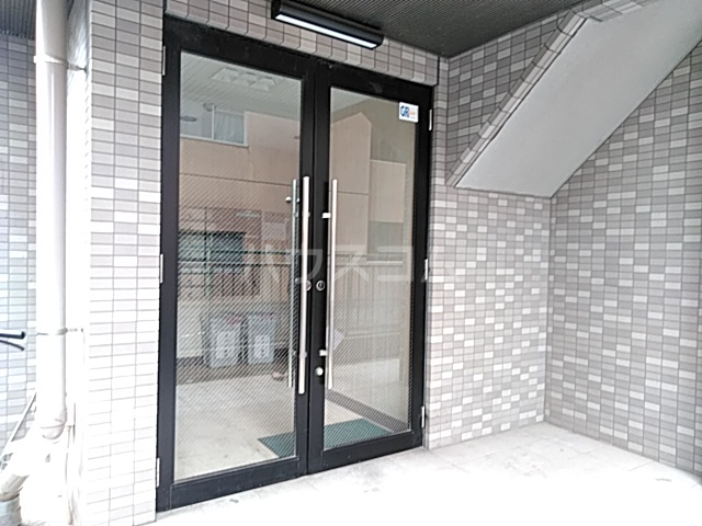 28/30 エントランス