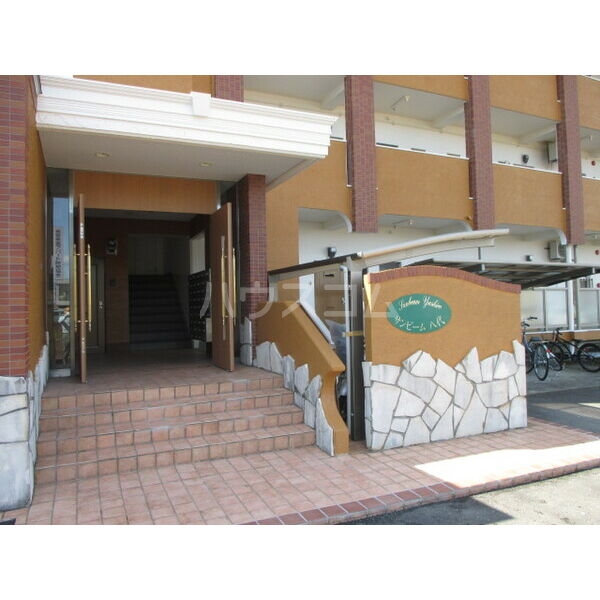 16/19 エントランス