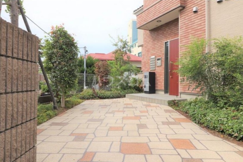 26/28 エントランス