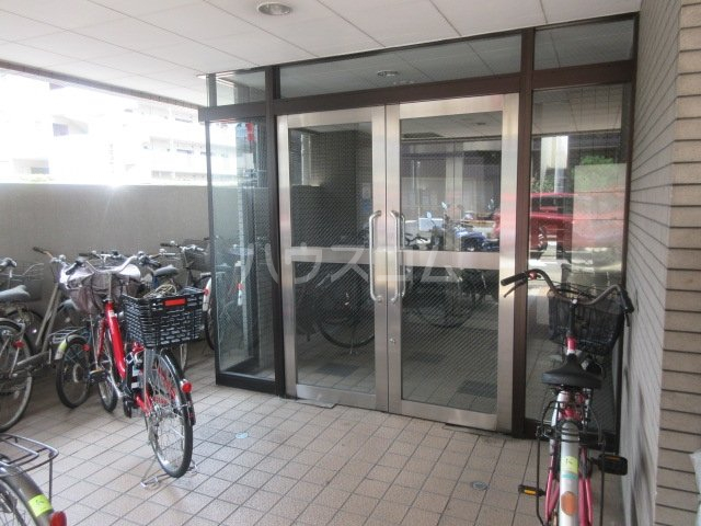 22/27 エントランス