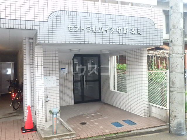 22/27 エントランス