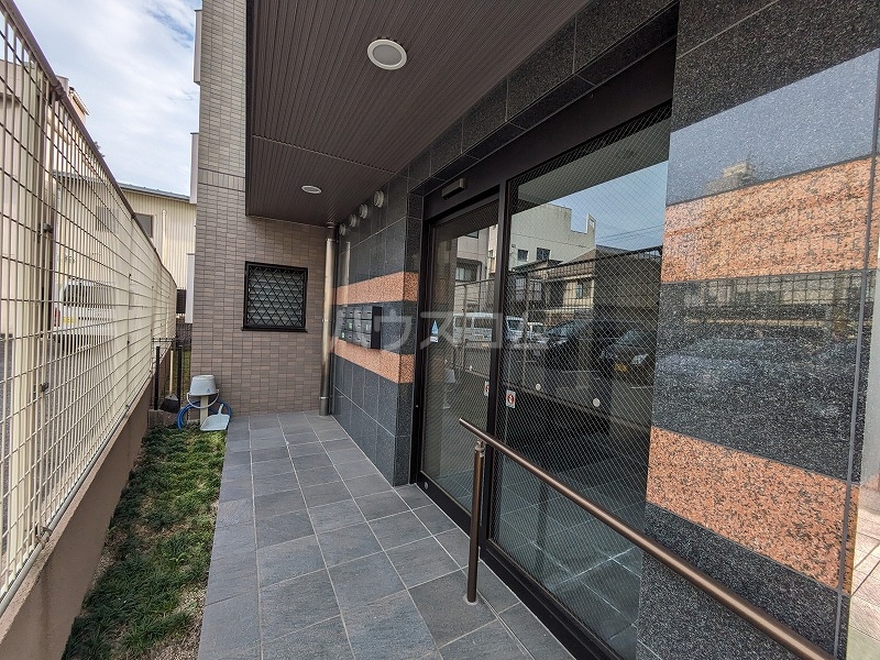 22/27 エントランス