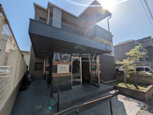 23/27 エントランス