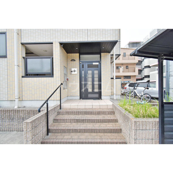 24/27 エントランス