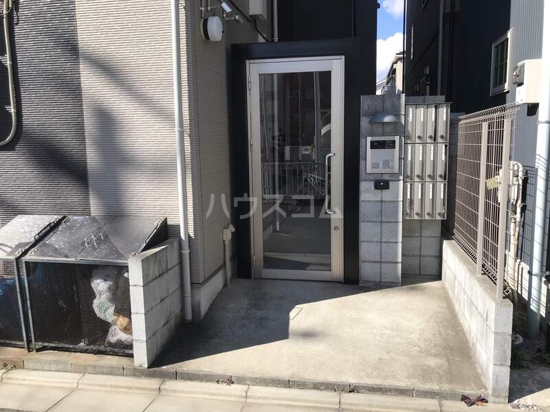 28/30 エントランス