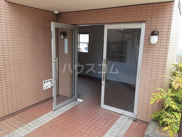 23/28 エントランス