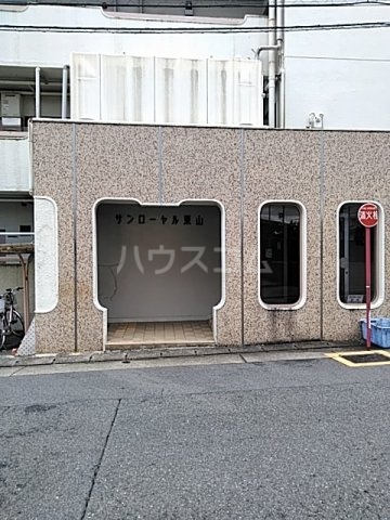 24/30 エントランス