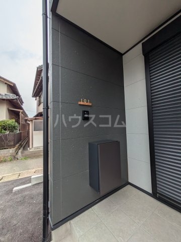 23/27 エントランス