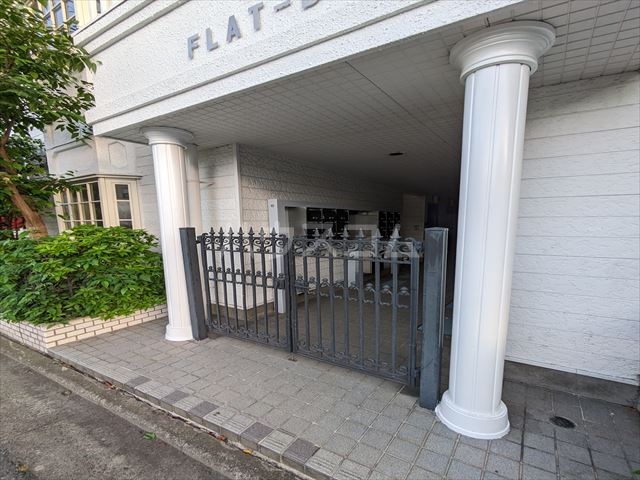 23/28 エントランス