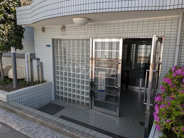 16/21 エントランス