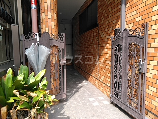 24/30 エントランス