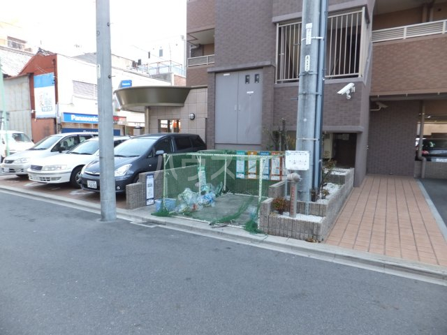 16/23 エントランス