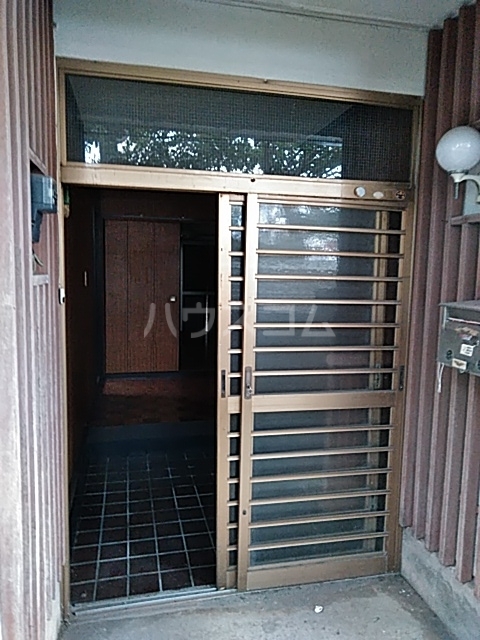 23/27 エントランス