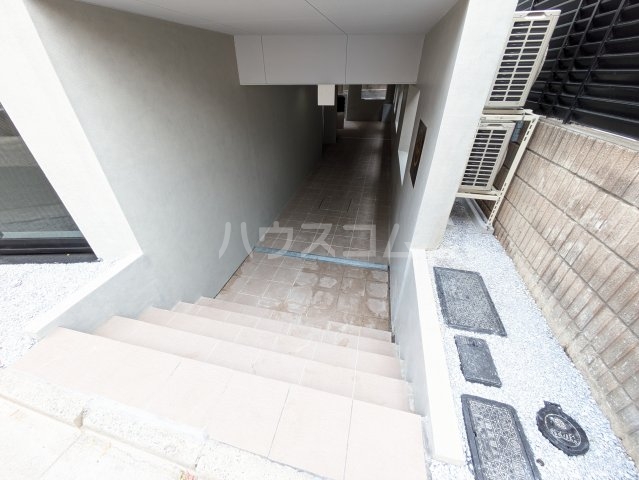 25/27 エントランス