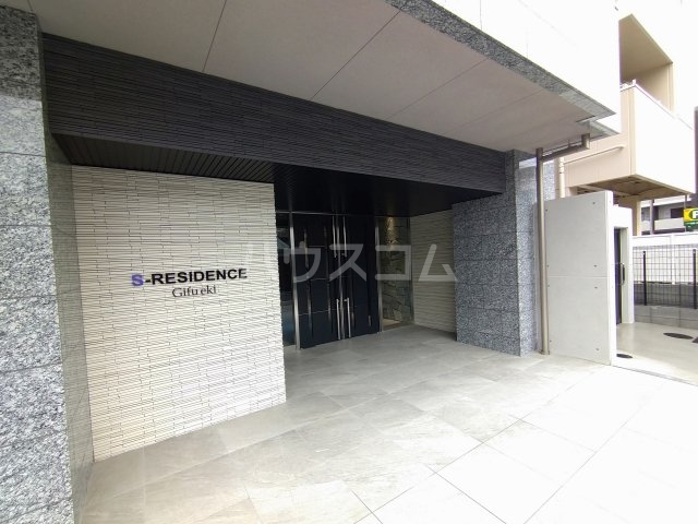 27/30 エントランス