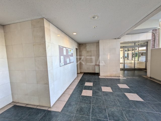 28/30 エントランス