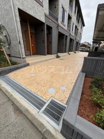 27/30 エントランス