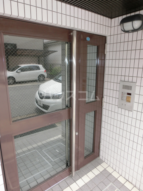 26/28 エントランス