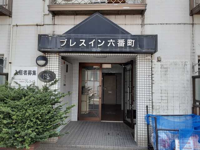 22/28 エントランス