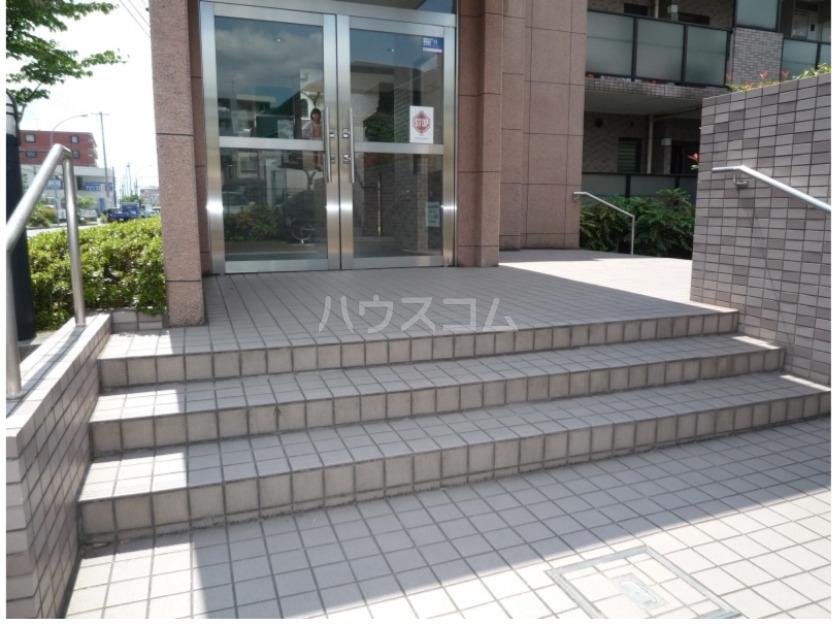 16/25 エントランス