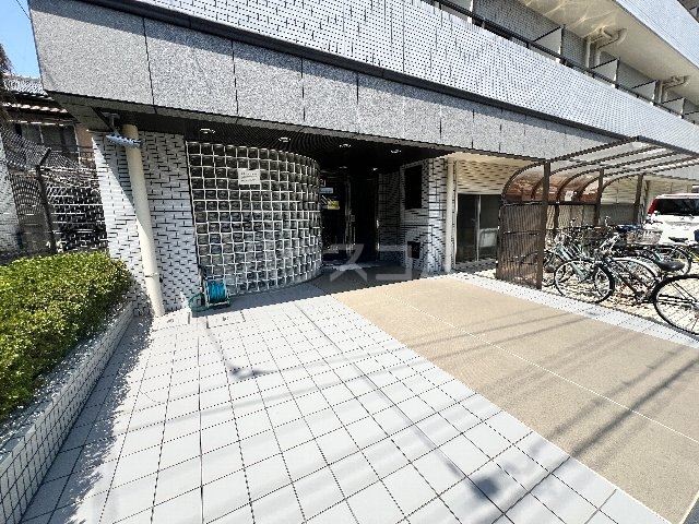 28/30 エントランス